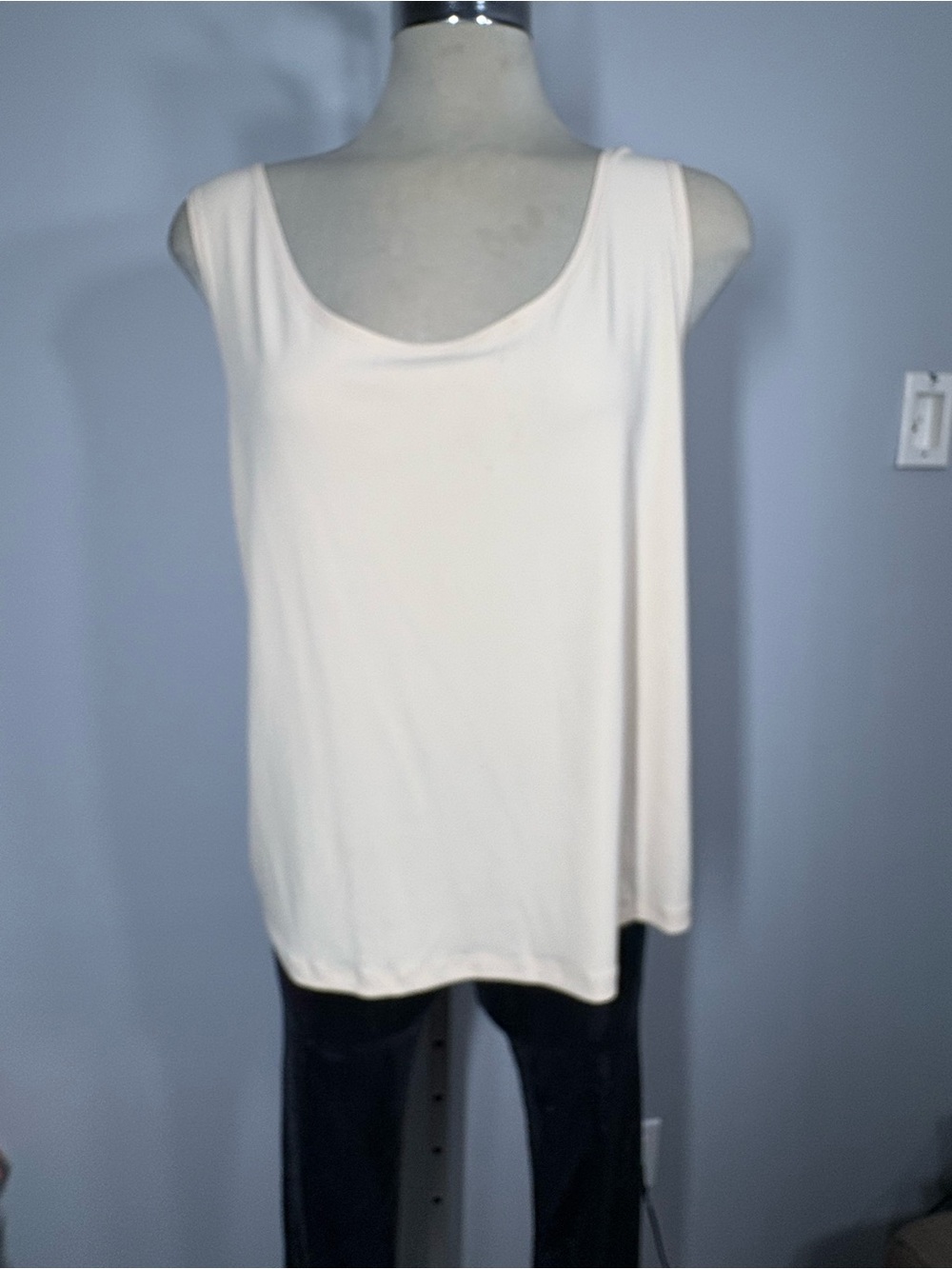 Sleeveless Scoop Neck Tank Top in Cream